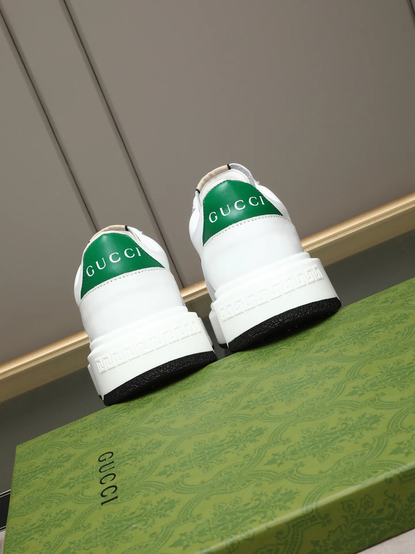Men's shoes 💰480 New men's shoes GUCCI Fashion trend Made of first-layer calfskin ➕ washed sheep lining! The foot feels super comfortable and the workmanship is impeccable. Foam ultra-light outsole, size: 38-44 (45 customized) 4 colors to choose from!